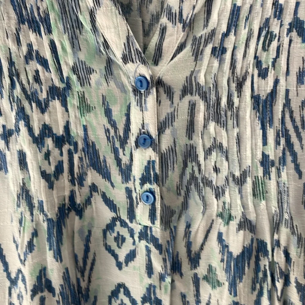 Coral Bay Sleeveless Blue and White Ikat Patterned Top. Size XL - Picture 3 of 5